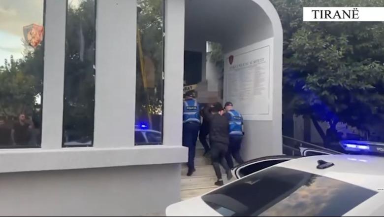 Tiranë/ Kërcënuan të riun për borxhin 30 mijë €, tre vëllezërit me precedentë! Ersi Cekani i dërgoi mesazhe se do e vriste dhe i fotografoi shtëpinë! Njëri në kërkim