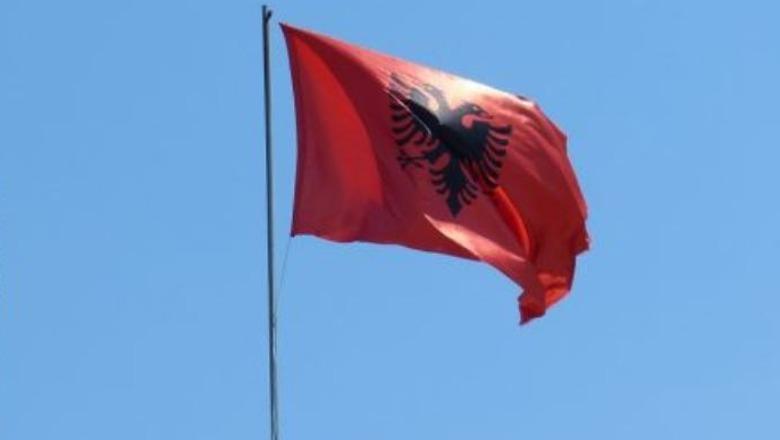 Adrian Thano  Data që vlejnë vetëm nëse na drejtojnë shpinën