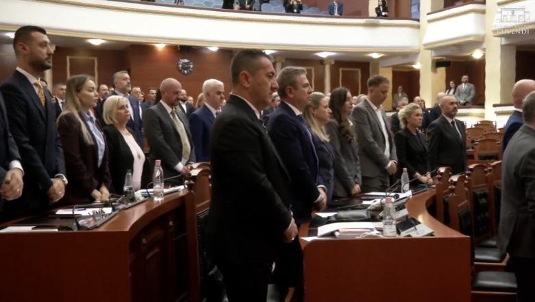 Kuvendi mban 1 minutë heshtje për ndarjen nga jeta të ish-kryeministrit Nano (VIDEO)