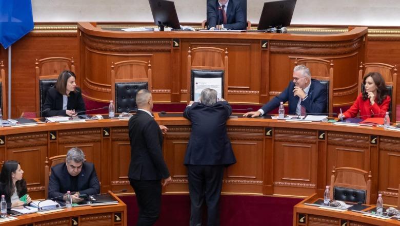 Balluku mungon në Kuvend, PD pankarta: Të japë llogari për Tunelin e Llogarasë! U rrëzohet kërkesa për interpelancë, Peleshi: Po hetohet nga SPAK