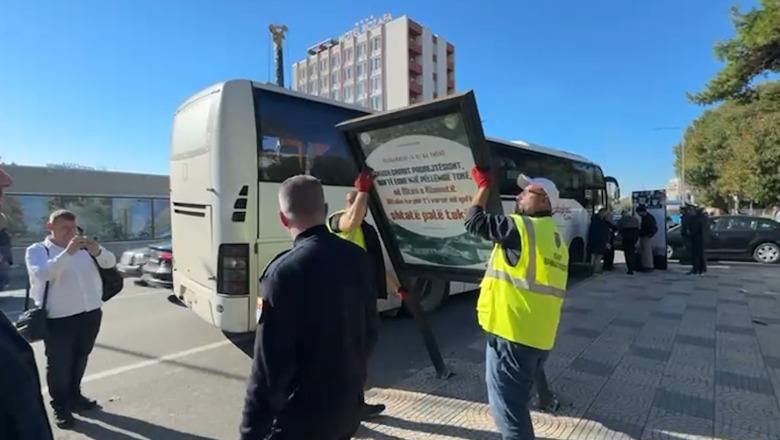 Shkodër/ Mbante mesazh kundër grabitjes së pronave, përfaqësues së Myftinisë debatojnë me policinë bashkiake për heqjen e tabelës (VIDEO)