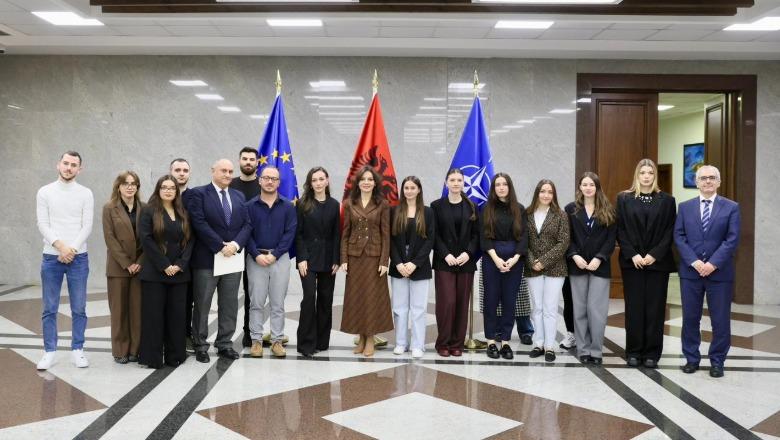 Ministrja Spiropali takim me të rinjtë e programit MEPJ: Të pasurojmë diplomacinë me potencialin e të rinjve për t’i shërbyer Shqipërisë