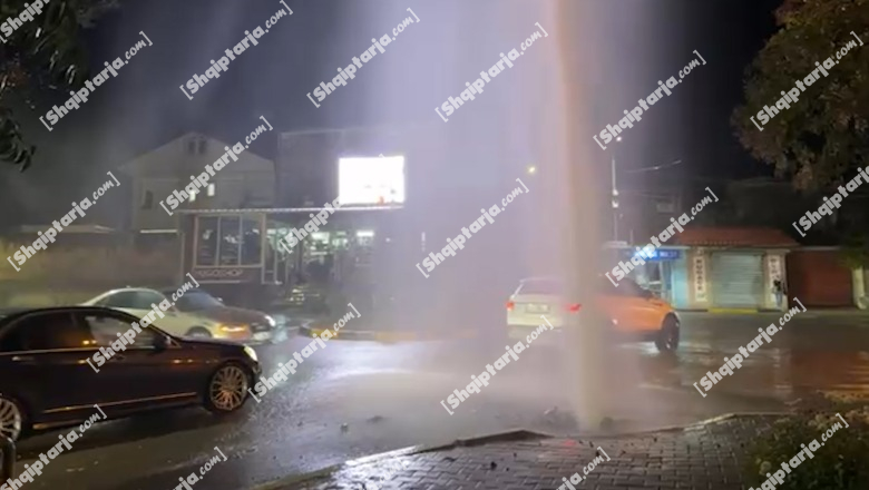 Shpërthen rrjeti i ujësjellësit në Elbasan  uji kthehet në shatërvan  VIDEO 