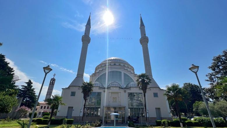 Policia hoqi tabelën profetike në oborrin e xhamisë ‘Ebu Beker’, Myftinia Shkodër: Dënojmë çdo akt dhune dhe denigrim të pronës private