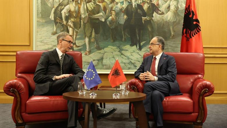 Ambasadori i BE i dorëzon raportin vjetor të KE për Shqipërinë, Begaj: Vendosmëri në përmbushjen e prioriteteve
