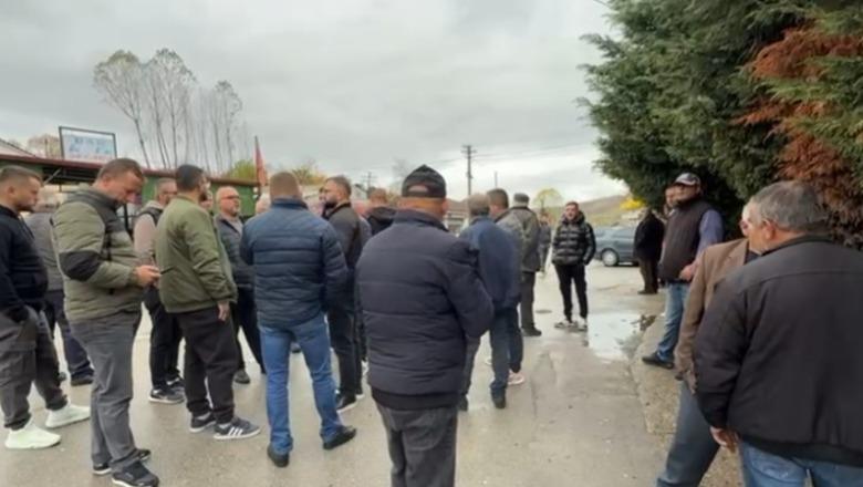 Pogradec, Bashkia jep tokat e Çërravës me qira, banorët protestë! Kërkojnë lirimin e 27-vjeçarit që u konfrontua me këshilltarin 