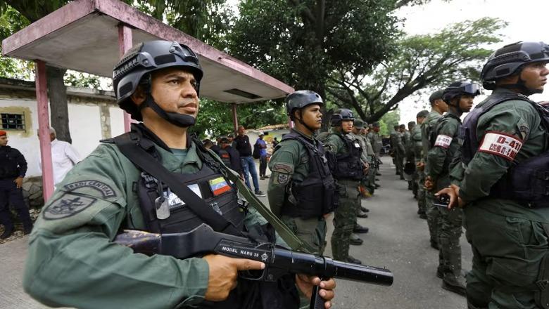 Venezuela njofton ‘mobilizim masiv’ të forcave ushtarake teksa anija luftarake më e madhe e Amerikës lundron në rajon