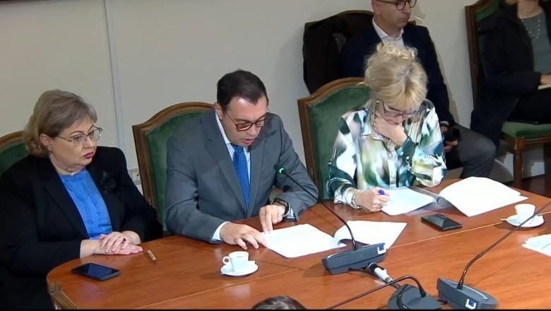 “7 veta në një zyrë si sardele, në një tualet shkojnë 35 gra”, drejtori i Autoritetit të Konkurrencës ankohet në Kuvend! Edhe KLSH kërkon më shumë lekë (VIDEO)