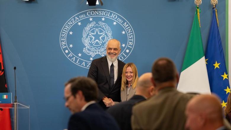 Rama kritikon fotografët italianë: Edhe ato fotot që i bëni i keni shumë të shëmtuara (VIDEO)