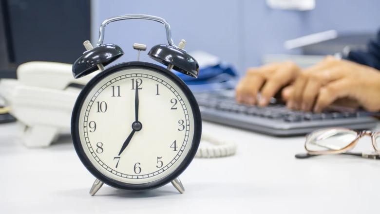 Studimi: Nisja e punës para orës 8 mund të dëmtojë shëndetin dhe ulë produktivitetin 
