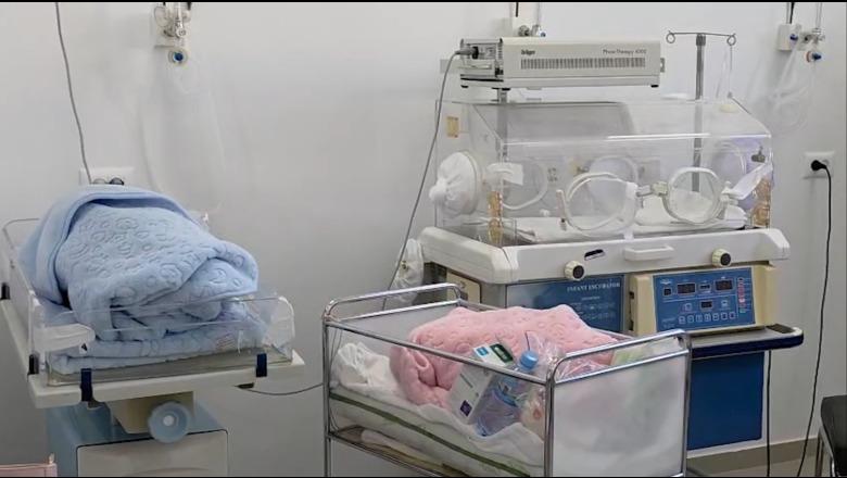 Gjithnjë e më pak bebe lindin në Fier, nënat e reja drejt Tiranës! Drejtoresha: Materniteti po rikonstruktohet, përfundon vitin tjetër