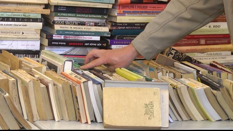 Ekzemplarë të rrallë të librit antikuar në Panairin e Librit! Botimet e vjetra, me çmime të arsyeshme (VIDEO)