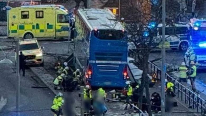 Suedi/ Autobusi përplaset me stacionin në Stokholm, 2 të vdekur dhe 5 të plagosur! Pranga shoferit (VIDEO)