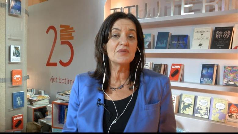 Panairi i librit/ Rita Petro sjell 'Poema e mungesës', shkrimtarja për Report Tv: Interes nga të gjitha moshat! Të rinjtë të lexojnë më shumë