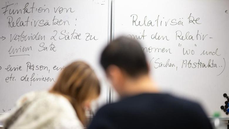 Studimi: Njerëzit që flasin më shumë gjuhë plaken më ngadalë! Çfarë kanë zbuluar shkencëtarët