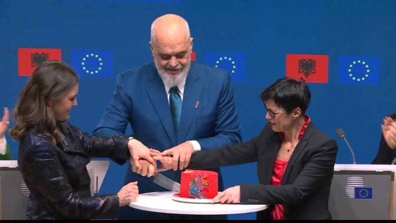 Hapen të gjithë kapitujt me BE, festë në Bruksel! Rama dhe Kos presin tortën me ngjyrën e flamurit të Shqipërisë dhe numrin 6 