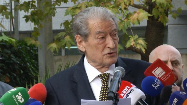 VIDEO/ Pse u fshinë serverat? Berisha zihet ngushtë nga pyetja për 21 janarin: S'i ka kryeministria, por Garda! Është punë e tyre