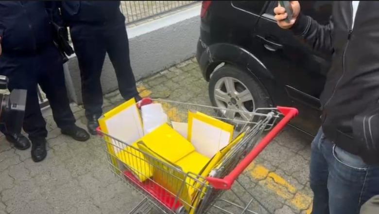 Karroca me dokumente ‘parkohet’ përpara SPAK, banorët e krahinës së Dukatit kërkojë drejtësi për pronat: Po na mohohet e drejta për të jetuar në tokat e të parëve