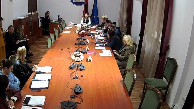 Buxheti 2026/ Mbyllet mbledhja e Komisionit për të Drejtat e Njeriut, Tabaku kërkoi prezencën e ministres së Shëndetësisë Evis Sala