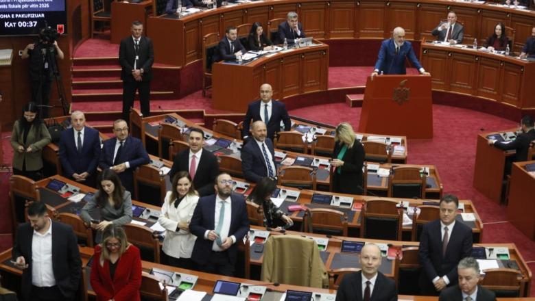 Deputetët e PD i kthejnë kurrizin, Rama në Kuvend: Më mirë shpina sesa fytyra juaj! Ironizon Nokën: Besnikëria jote ndaj Berishës, monopol! Je rrotë më rrotë me Lei Fengin