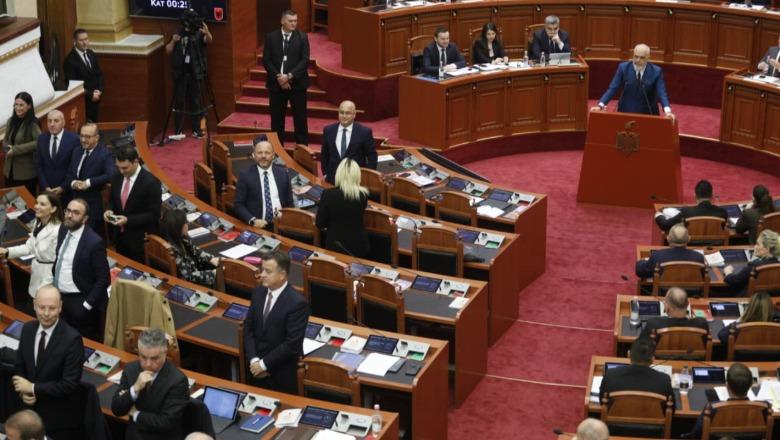 Spartak Ngjela: Deputetë që shfaqen si kaçakë mali