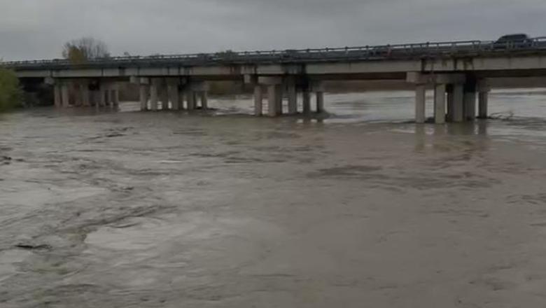 Moti i keq/ Mbrojtja: Prurjet në lumin Vjosë në pikë kritike, rrezikohet një banesë në Rrëshen, evakuohen dy të moshuar në Finiq