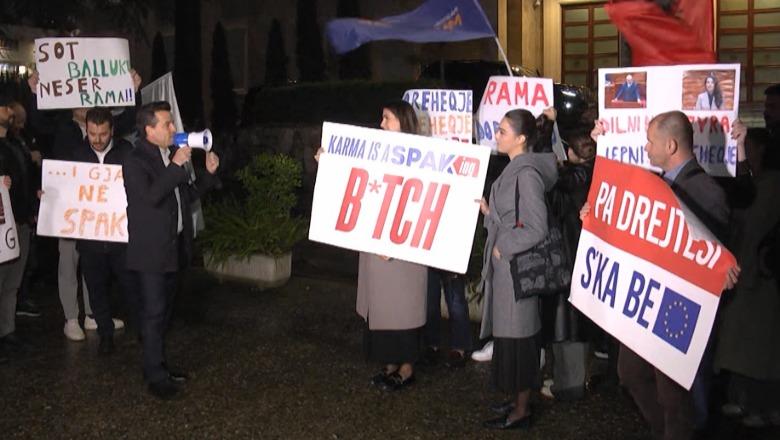 Balluku u pezullua nga detyra/ ‘Mundësia’ protestë te Kryeministria! Bardhi: Fundi i saj, çelje kapitulli