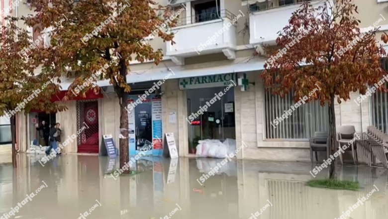 Lumi Osum del nga shtrati, përmbyt shëtitoren në Berat (VIDEO)