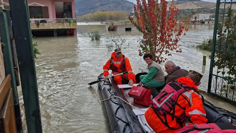 FOTOT/ Përmbytje masive në bashkinë e Dimalit, efektivët  mbrojtjes në terren për evakuimin e banorëve! Shtëpitë e tokat të ‘fundosura’ nën ujë
