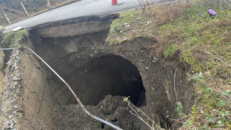 Moti i keq/ Krijohet një gropë e madhe pranë urës në Gramsh, shkak rrëshqitja e dheut