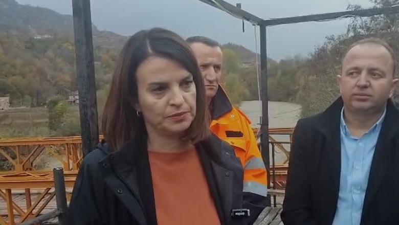 Moti i keq/ Lumi Shkumbin dëmton urën në fshatin Xhyrë, rreth 2500 banorë të bllokuar! Ministrja Koçiu në terren
