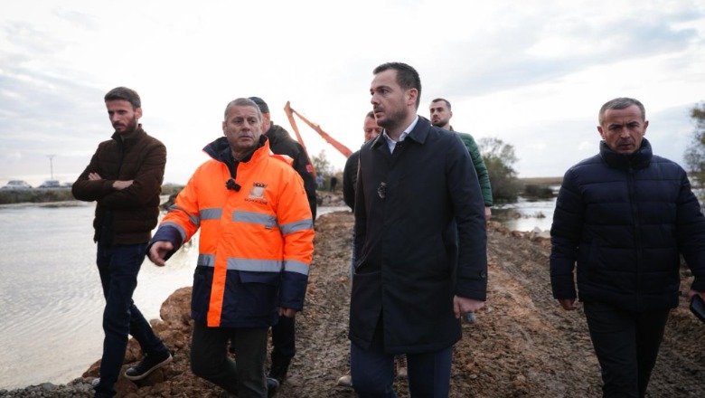 Ministri Salla në Lezhë: Riparimi i argjinaturës në Tale drejt përfundimit, strukturat janë në gadishmëri të plotë