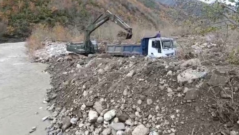 Moti i keq/ Ushtria dhe bashkia vijojnë punën për rihapjen e rrugëve në Malësinë e Kurbinit