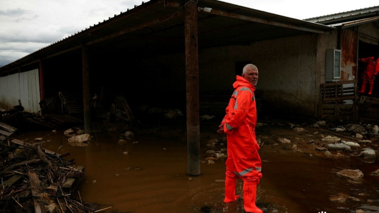 Moti i keq, FOTOT e Reuters nga Saranda: Fermerit i mbyten të paktën 250 dele në stallë