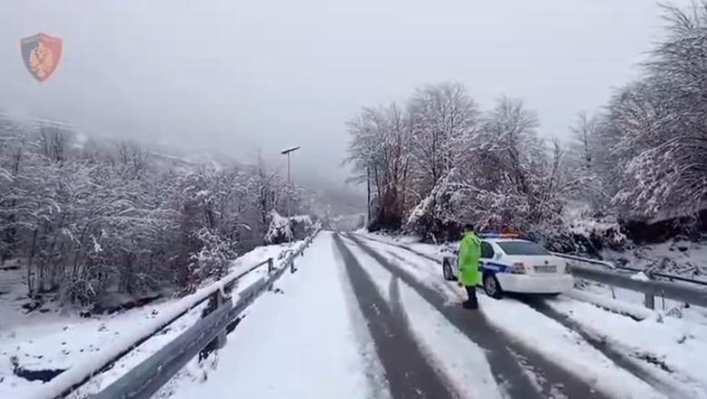 Moti i keq/ Policia Rrugore apel drejtuesve: Respektoni sinjalistikën dhe pajisuni me goma dimërore