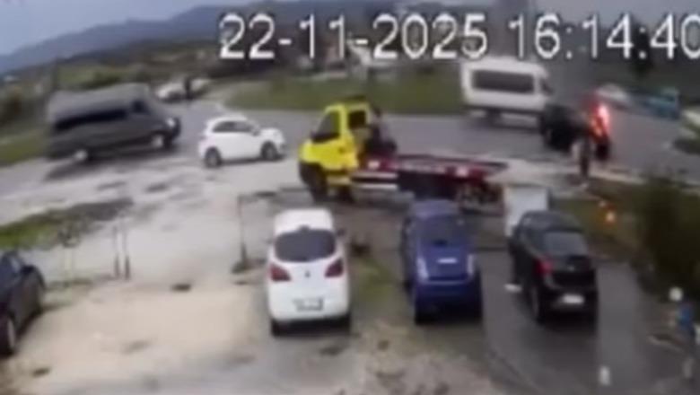 Makina u përfshi nga flakët pas përplasjes me mjetin tjetër  Publikohen pamjet nga aksidenti në Lushnjë Rrogozhinë  VIDEO 
