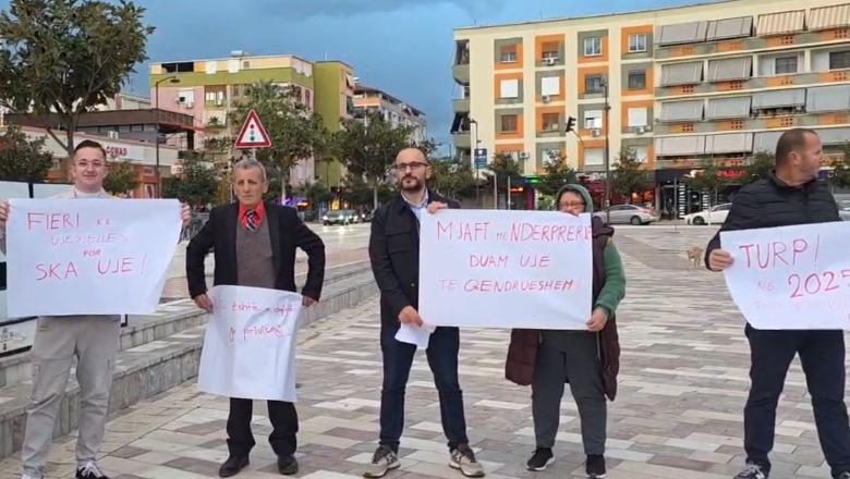 Mungesa e ujit të pijshëm  qytetarët në Fier ngrihen në protestë  Ndërprerja bëhet pa paralajmërim  duhet zgjidhje