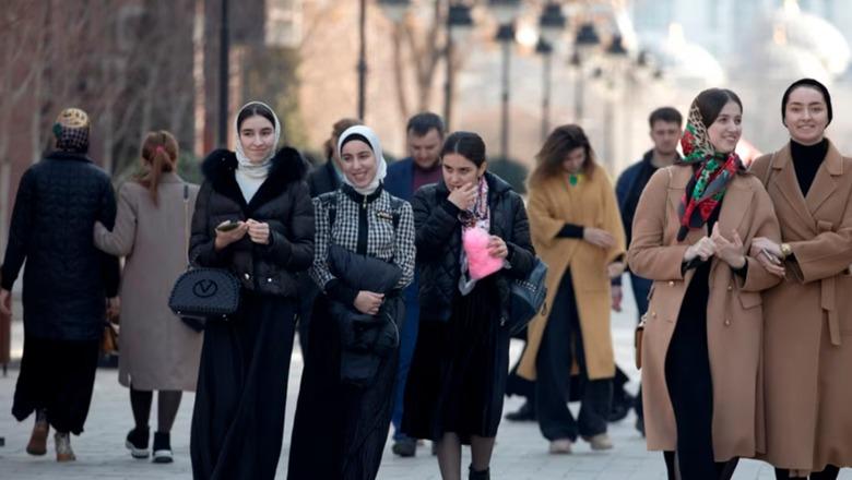 Kufizimet e reja për veshjen  synojnë kontrollin  ndaj grave në Çeçeni