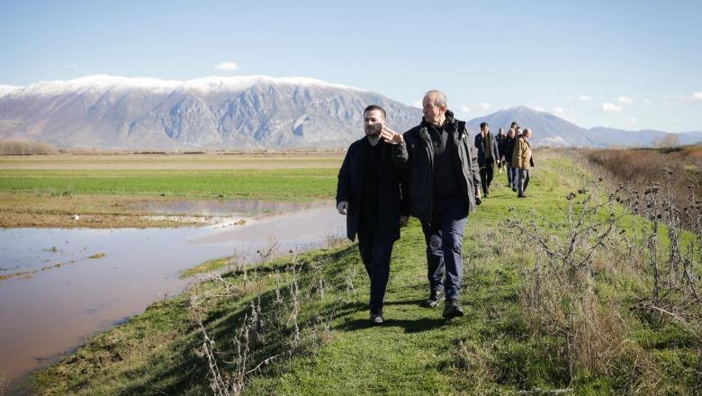 Ministri Salla: Ngritja e pritës provizore ka ndalur depërtimin e ujit në fushën e Maliqit, po punojmë për mbylljen e çarjes së argjinaturës së Devollit