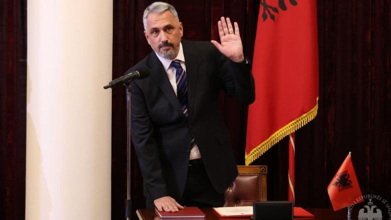 Asim Vokshi betohet në Presidencë si anëtari i ri i Gjykatës Kushtetuese! Ikën Holta Zaçaj: Dhashë kontribut për çështjen e mandateve