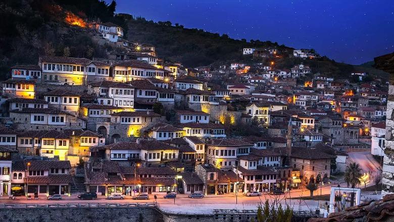 Travel and Tour World: Turistët ndërkombëtarë ‘pushtojnë’ qytetin historik të Beratit