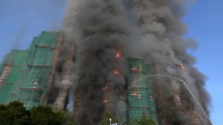 Të paktën 13 të vdekur pasi zjarri përfshiu blloqet e kullave të banimit në Hong Kong  VIDEO 
