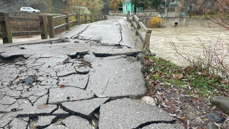 Shembja e urës izolon 10 fshatra në Kolonjë, banorët në protestë! Në izolim edhe 6 fshatra në Dropull! Osumi, Semani e Ishmi dalin nga shtrati, përmbytin tokat