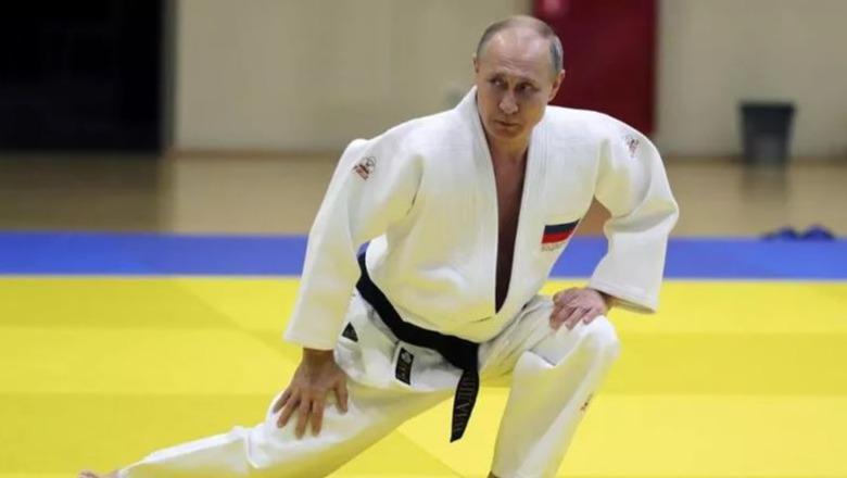 Xhudo ripranon rusët me himn dhe flamur  është federata e parë që e bën  Putin ishte president nderi