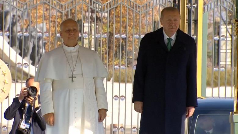 Papa Leoni XIV në Turqi  pritet nga Erdogan  Nis vizitën e parë ndërkombëtare