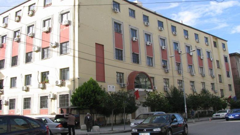 Plagosi me thikë bashkëmoshatarin e tij  Gjykata e Durrësit lë në burg 15 vjeçarin