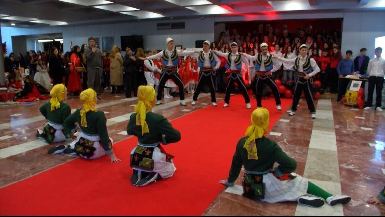 28 29 nëntori  Nxënësit e shkollave në Tiranës të veshur kuq e zi  festojnë me këngë e valle patriotike