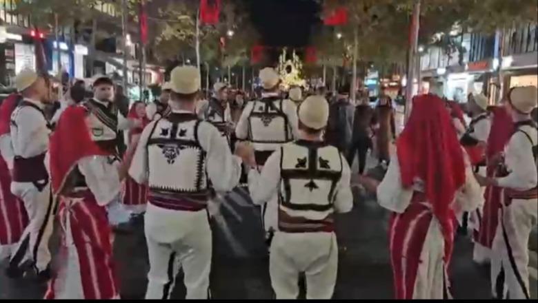 Vlora në atmosferën e festave të nëntorit  valltarë nga treva të ndryshme mbushin bulevardin e qytetit  VIDEO 
