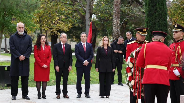 113 vite pavarësi/ Krerët e shtetit në Vlorë për ngritjen e flamurit, Vjosa Osmani krah Begajt e Ramës! Festë në të gjithë vendin