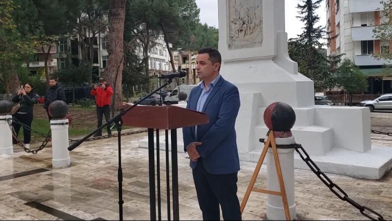 Berati feston 113 vjetorin e Pavarësisë, nderohet me kurora lulesh Përmendorja! Kryebashkiaku Ceca: Një ditë e shenjtë që na rikthen tek rrënjët